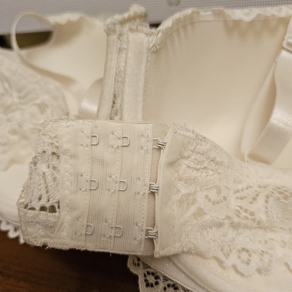 NWOT BRA 44D - Picture 4 of 7